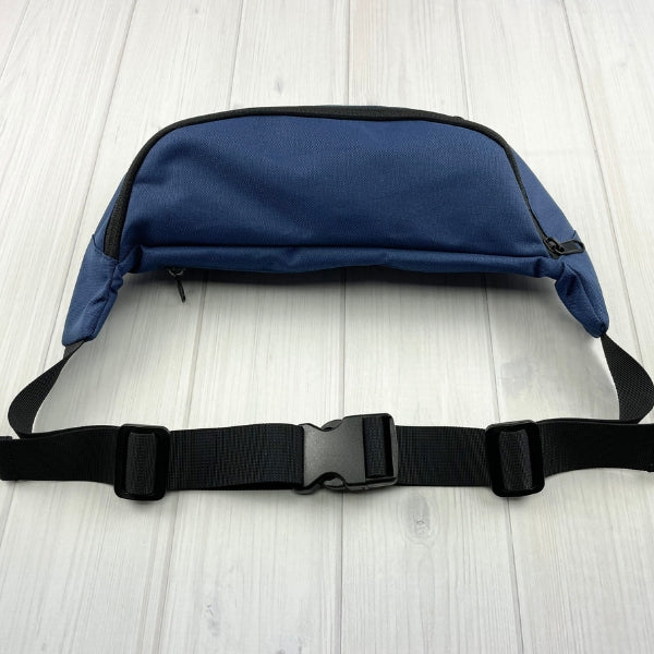 navy blue fanny pack showing buckle